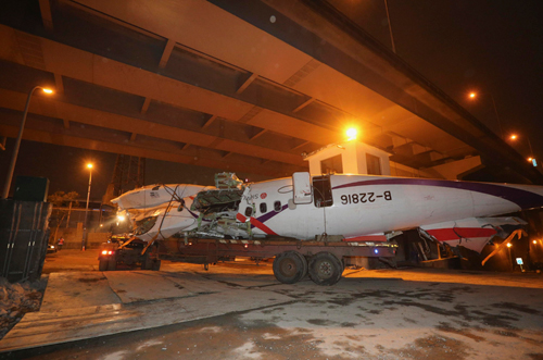 Xác máy bay gặp nạn ở Đài Loan được một xe tải chở đi