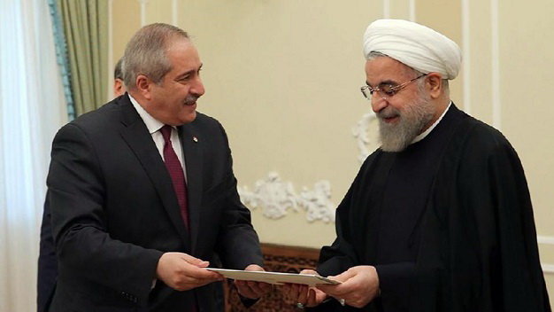 Tổng thống Iran Hassan Rouhani (phải) gặp bộ trưởng Ngoại giao Jordan Nasser Judeh