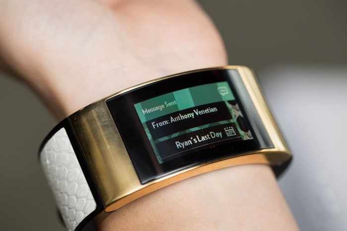 Đồng hồ thông minh MICA được trang bị màn hình OLED 1,6 inch