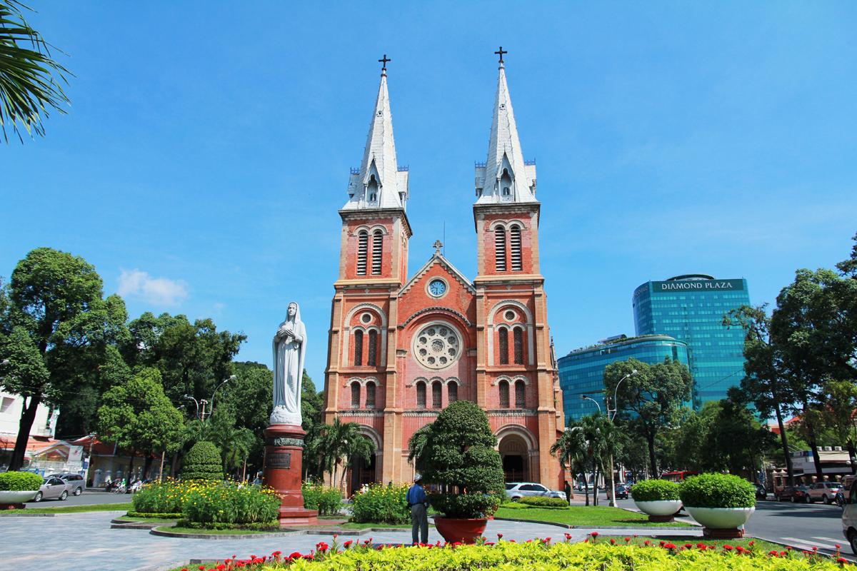 Nhà thờ Đức Bà là một địa danh nổi tiếng không thể bỏ qua khi đi du lịch Sài Gòn