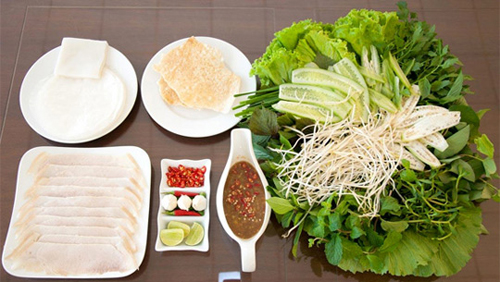 Bánh tráng cuốn thịt heo là một món ngon nổi tiếng tại Đà Nẵng