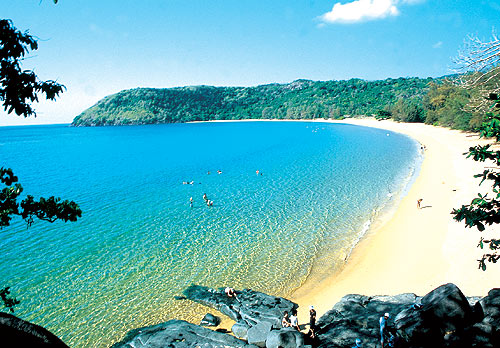 Côn Đảo quyến rũ du khách với các bãi biển trong xanh ôm gọn những triền cát