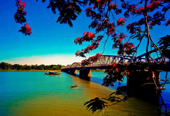 Du lịch trên dòng sông Hương ngắm kinh thành cổ và nghe những giai điệu quê hương thật tuyệt