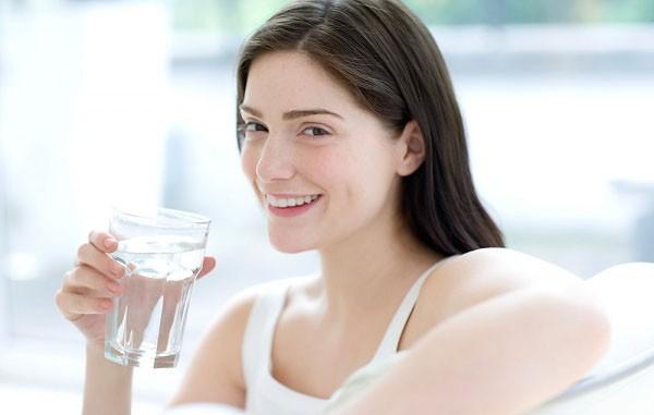 Cung cấp đủ lượng nước cho cơ thể cũng là một cách dưỡng ẩm toàn thân hiệu quả