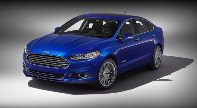 Ford Fusion Hybrid 2012 nằm trong phân khúc xe ô tô cũ giá 500 triệu