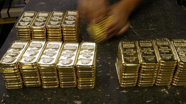 Giá vàng thế giới giảm giá sau hai phiên tăng nhẹ do đồng đô la tăng trở lại