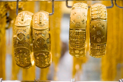 Đồng đô la và chứng khoán sụt mạnh tạo động lực cho giá vàng thế giới
