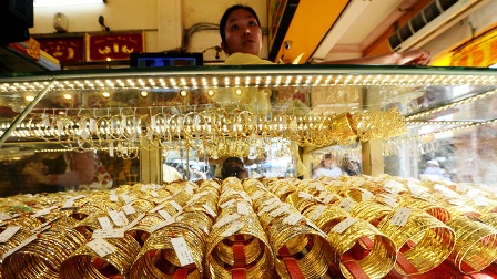 Giá vàng thế giới tăng mạnh do đồng đô la suy yếu so với rổ tiền tệ