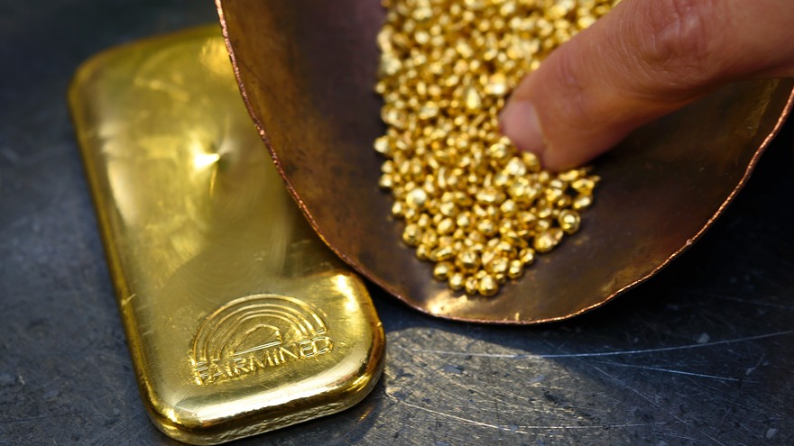 Giá vàng thế giới tăng mạnh trong khi chứng khoán trượt giá 