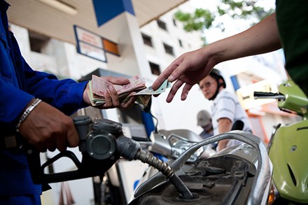 Giá xăng dầu thế giới liên tục giảm xuống ở mức thấp nhưng giá xăng trong nước không giảm