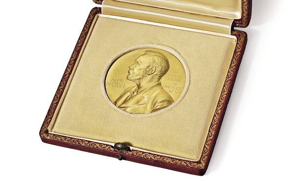 Huy chương vàng chứng nhận giải Nobel năm 1926 được trao cho ba nhà khoa học khám phá ra cấu trúc của DNA