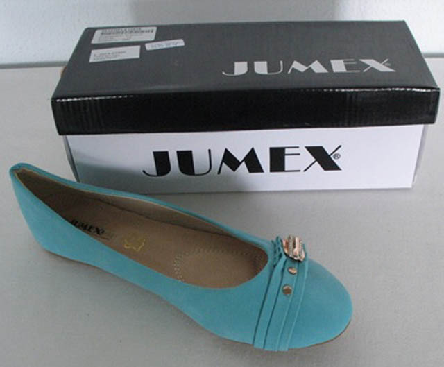 Giày búp bê nữ màu xanh ngọc do Trung Quốc sản xuất có thể gây dị ứng