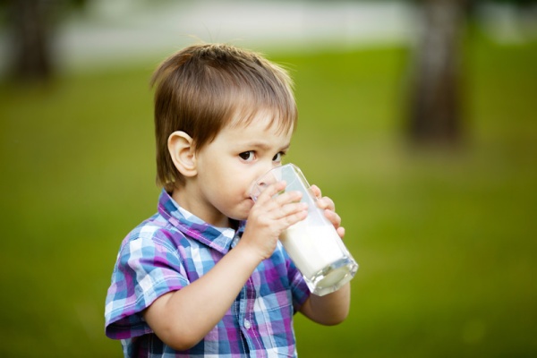 Trẻ uống nhiều sữa có thể bị béo phì, thừa cân, chán ăn...