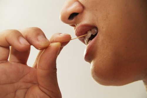 Xỉa răng bằng tăm tiềm ẩn nhiều nguy cơ gây hại cho sức khỏe