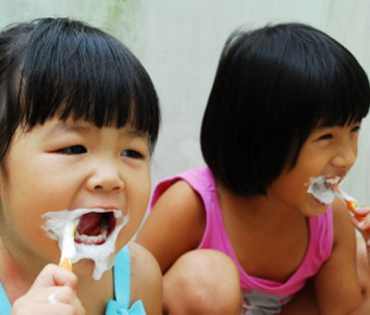 Hóa chất parabens trong kem đánh răng trẻ em rất nguy hại cho bé
