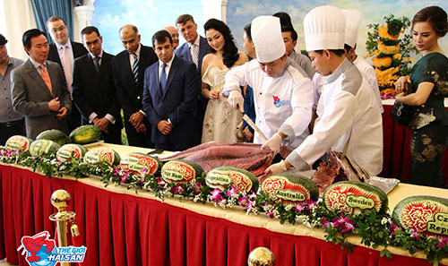 Hoa hậu Nguyễn Thị Huyền và đại sứ nước ngoài ăn cá ủng hộ ngư dân