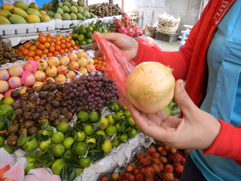 Trái cây Trung Quốc cũng được gắn mác 'made in Việt Nam' và bán ngoài chợ