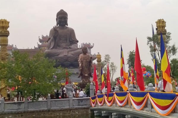 Đại tượng Phật Thích Ca Mâu Ni tại Đại hùng Bảo điện Trúc Lâm Thiên Trường