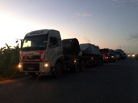 Sáng sớm 4/9, lực lượng chức năng đã bắt một đoàn xe quá tải đến 200% dừng lại để kiểm tra. 