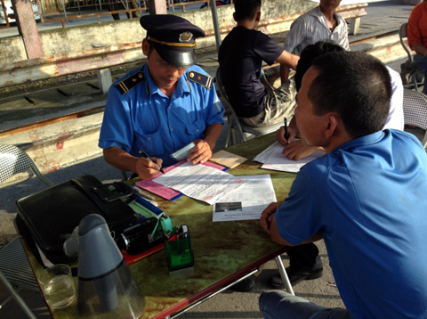 Lực lượng Thanh tra giao thông Hải Dương lập biên bản xử lý vi phạm hành chính đối với đoàn xe quá tải 200%. 
