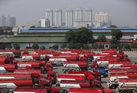 Xe vận chuyển nhiên liệu tại kho xăng dầu Pertamina (Jakarta). Ảnh minh họa