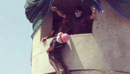 Một phần tử khủng bố IS bị ném xuống từ một mái nhà của công trình cao tầng