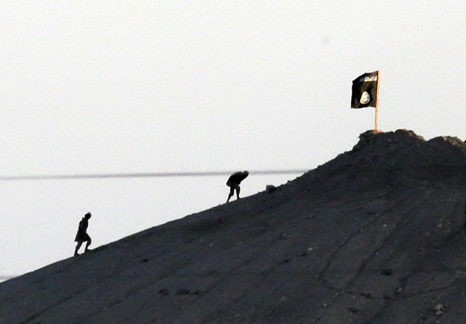Lá cờ của khủng bố IS xuất hiện gần thị trấn biên giới Syria-Thổ Nhĩ Kỳ 