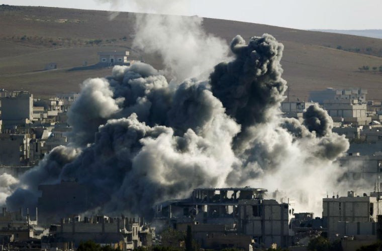 Khói bốc lên sau các cuộc không kích khủng bố IS của liên quân quốc tế xuống tây nam thị trấn Kobane ngày 9/10