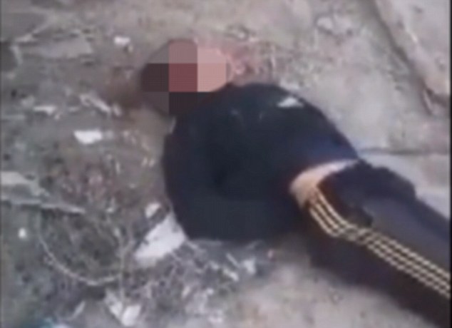 Khủng bố IS công bố hình ảnh cậu bé 9 tuổi bị tàn sát dã man
