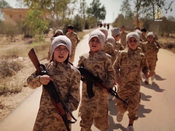 Khủng bố IS vừa công bố một đoạn video gây sốc về những đứa trẻ Kazakhstan được huấn luyện trong quân đội khủng bố