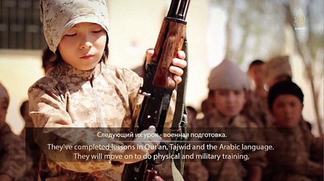 Một cậu bé được khủng bố IS đào tạo thực hành tháo lắp súng AK-47
