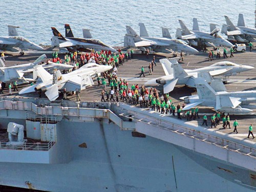 Các máy bay Mỹ trên tàu sân bay George H W Washington đảm nhiệm việc không kích khủng bố IS