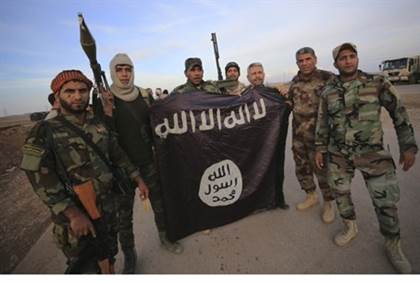 Các chiến binh người Shi'ite ở Iraq giành được cờ của nhóm khủng bố IS