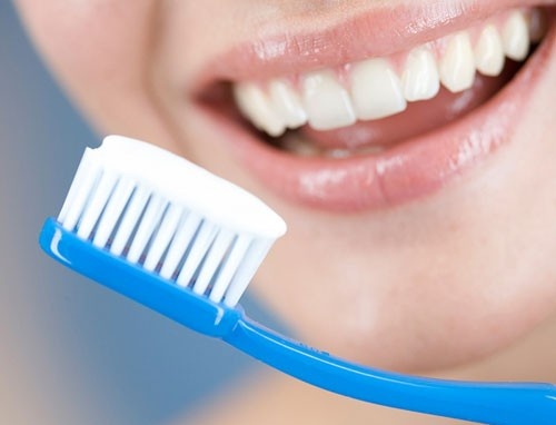 Kem đánh răng giúp trị mụn, làm sạch một số vết bẩn...