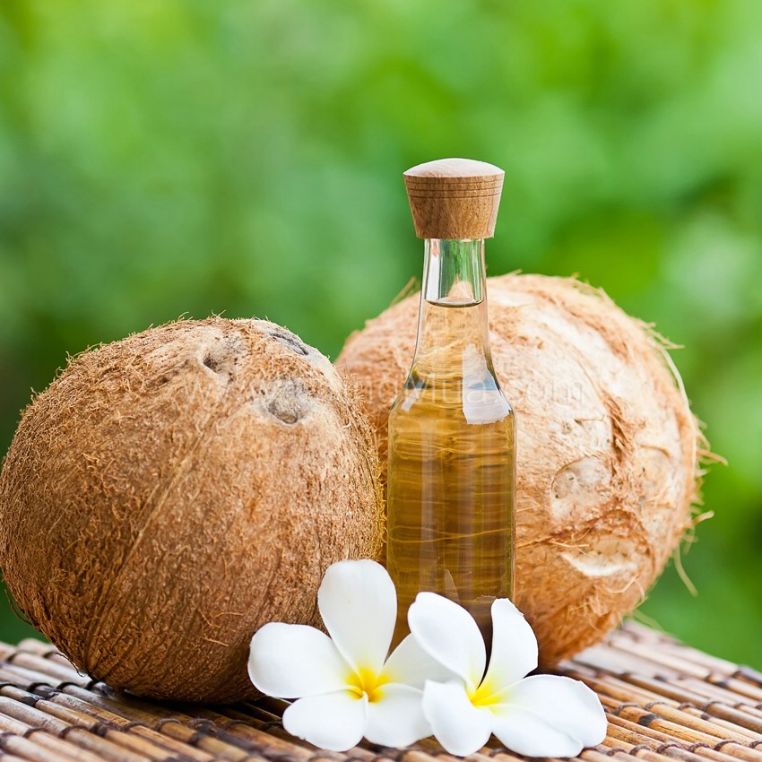 Trong dầu dừa có chứa nhiều dưỡng chất có tác dụng dưỡng ẩm rất tốt cho da