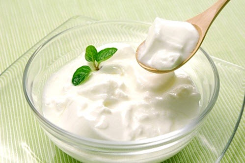 Kem trắng da làm từ sữa chua có tác dụng tẩy trắng tự nhiên rất tốt cho làn da