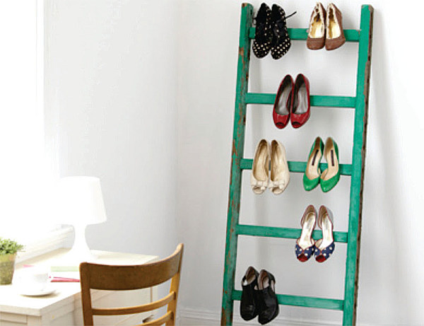 Sử dụng một chiếc thang để lưu trữ giày dép cũng là một giải pháp thông minh