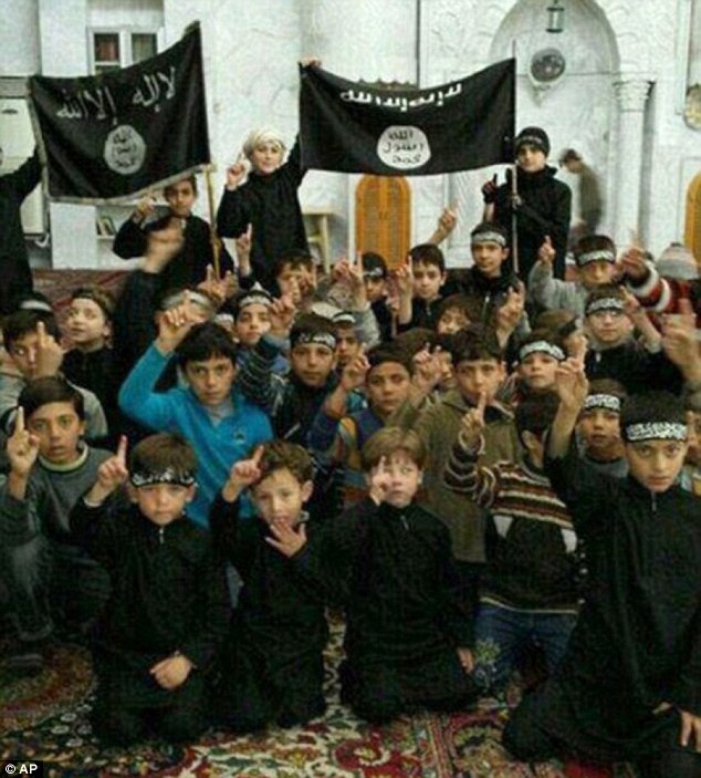 Khủng bố IS đang 'chiêu mộ' và đào tạo rất nhiều trẻ em trở thành những chiến binh thánh chiến