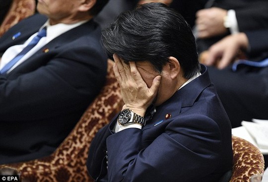 Thủ tướng Nhật Bản Shinzo Abe nóng lòng chờ đợi tin tức của con tin từ khủng bố IS