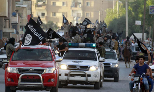 Khủng bố ISIS diễu hành phô trương lực lượng trên đường phố thành phố Raqqa, miền bắc Syria hồi tháng 6