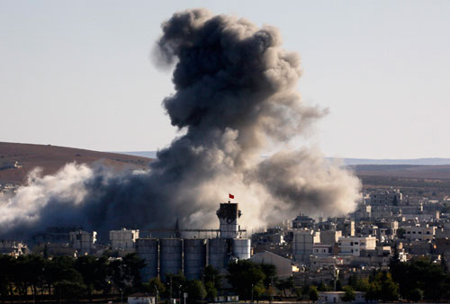 Khói bốc lên sau một cuộc không kích vào Kobani hôm 9/10