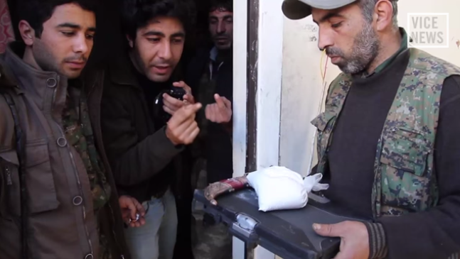 Binh lính người Kurd tìm thấy gói cocain lớn trong nhà một tên chỉ huy của khủng bố IS