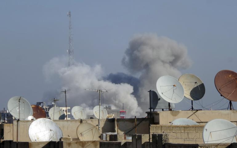 Khói bốc lên sau 4 cuộc không kích của lực lượng trung thành với Tổng thống Syria Bashar Al-Asad ở Raqqa làm mất kết nối không dây