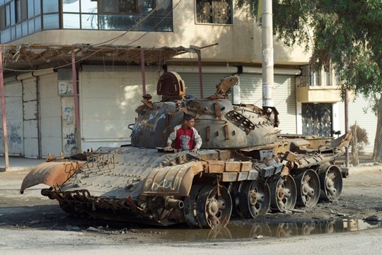 Một xe tăng quân đội Syria bị phá hủy ở khu vực Mayadeen, Syria