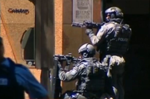 Cảnh sát vũ trang Úc bao vây quán cà phê bắt kẻ tấn công mang lá cờ của khủng bố IS