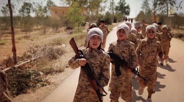 Khủng bố IS đào tạo trẻ em thành các chiến binh
