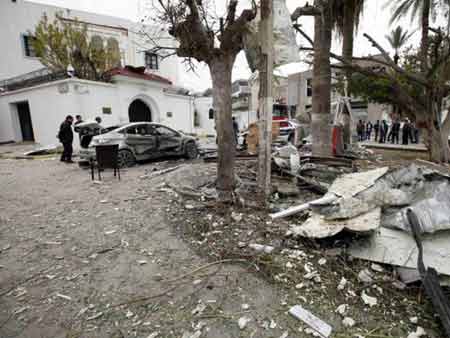 Nhân viên an ninh bên ngoài hiện trường vụ nổ ở Đại sứ quán Algeria tại Libya