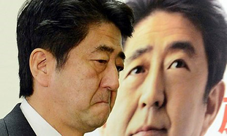 Thủ tướng Shinzo Abe bị các nhà báo trong nước chỉ trích trong vụ giải cứu hai con tin