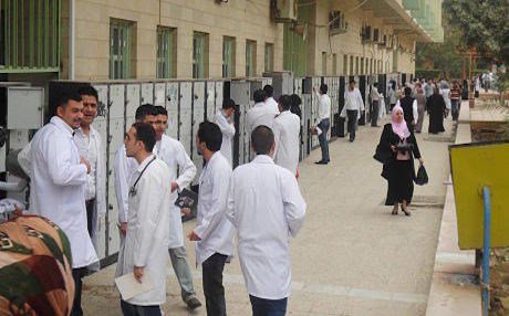 Các bác sĩ và sinh viên khoa Y tại một trường đại học Y ở Mosul, nơi khủng bố IS chiếm đóng