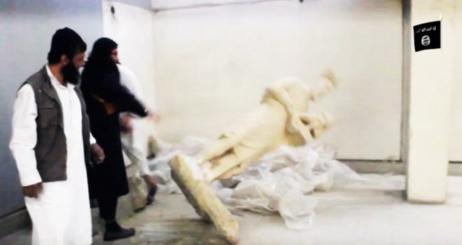 Khủng bố IS đẩy bức tượng xuống nền đất 